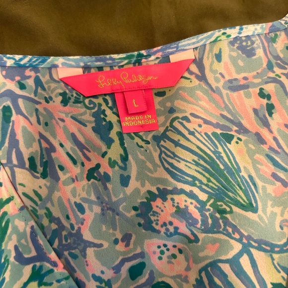 Beautiful Lilly Pulitzer shell top with bow sleeves - Picture 4 of 5